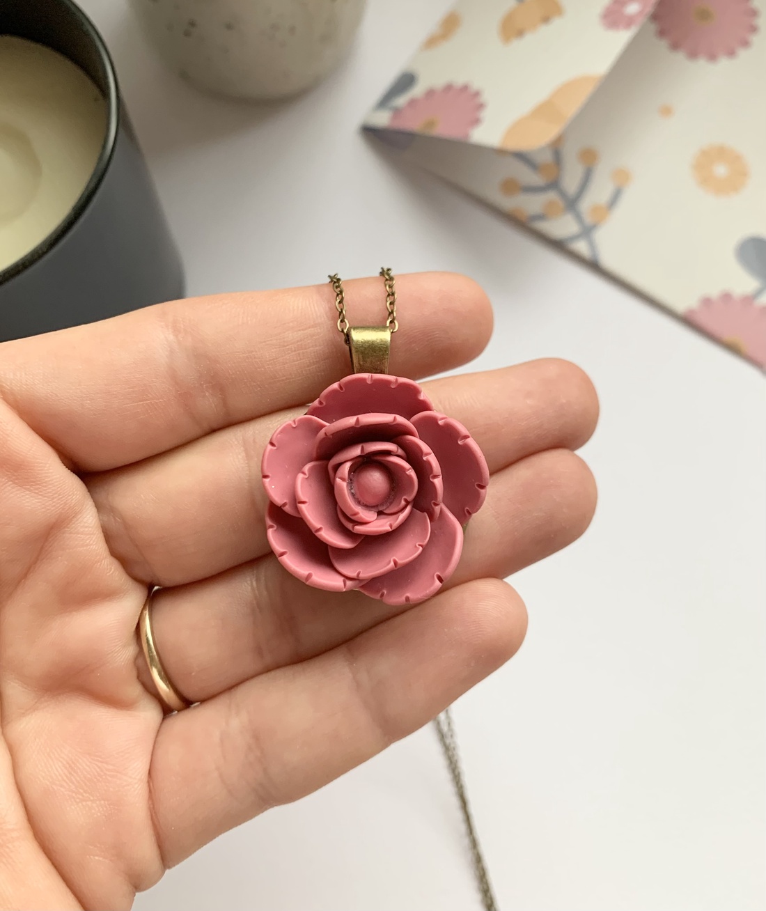 Colier Rose - bijuterii - coliere - coliere cu pandantive - Artynos.ro