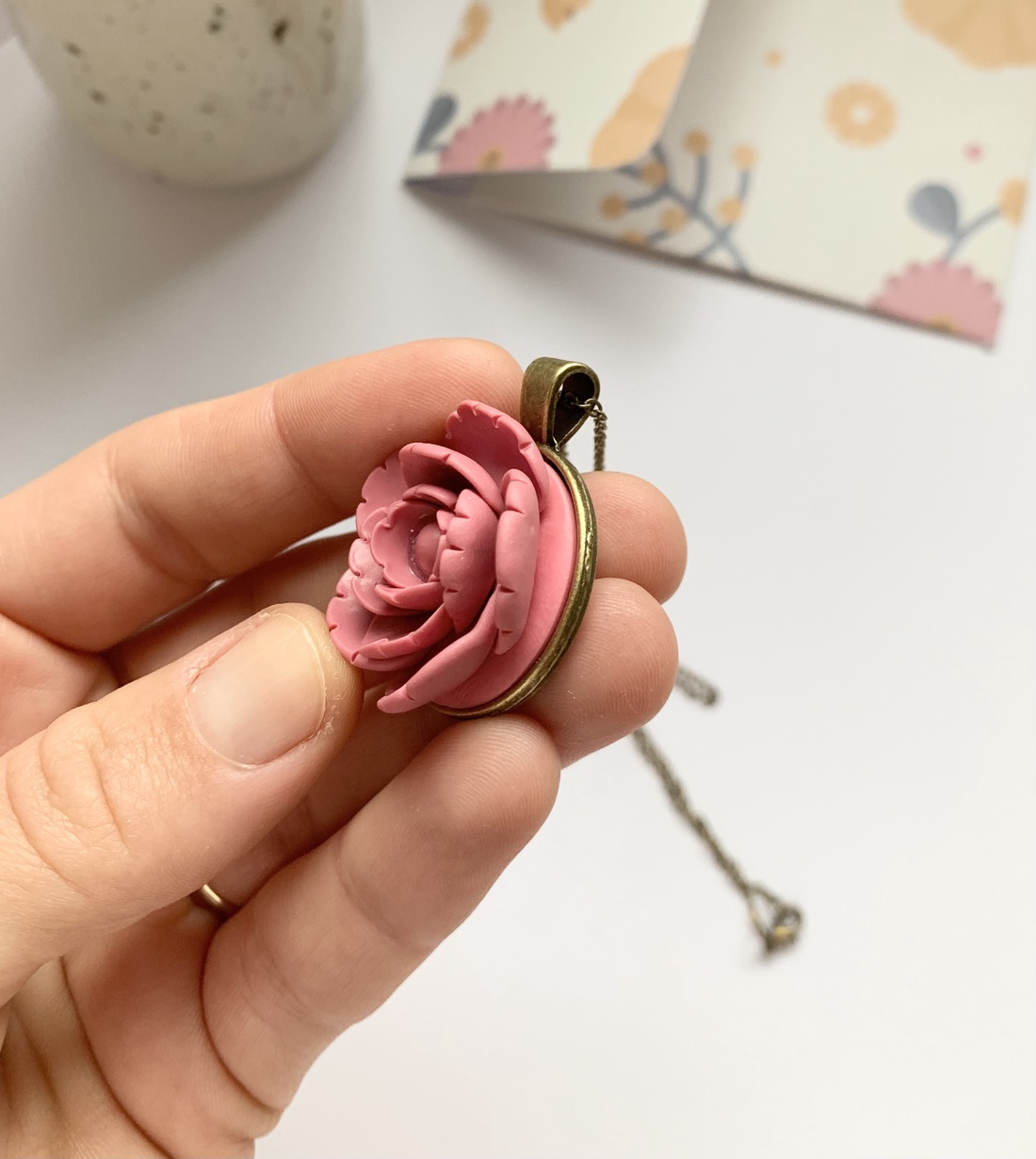 Colier Rose - bijuterii - coliere - coliere cu pandantive - Artynos.ro