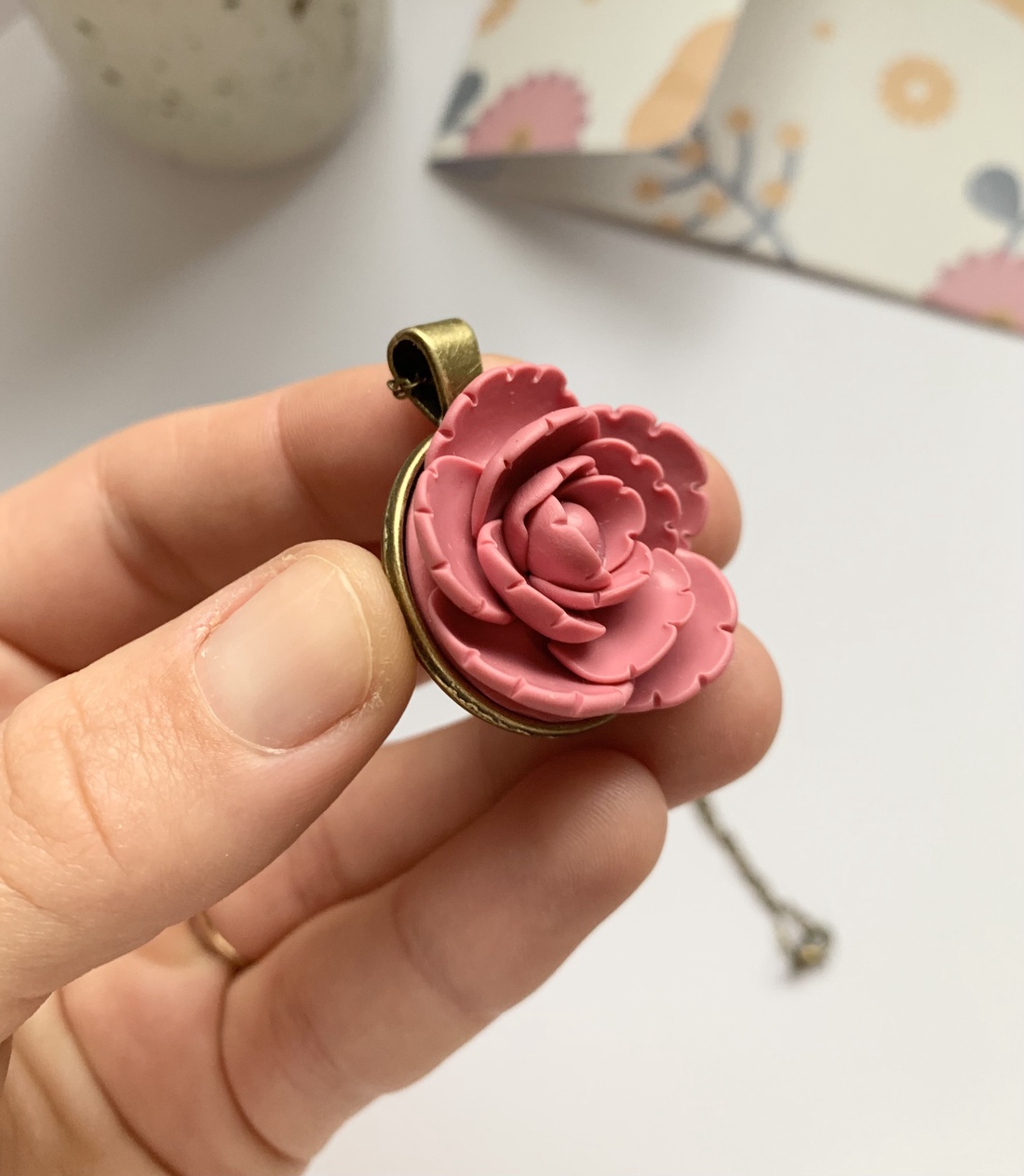Colier Rose - bijuterii - coliere - coliere cu pandantive - Artynos.ro