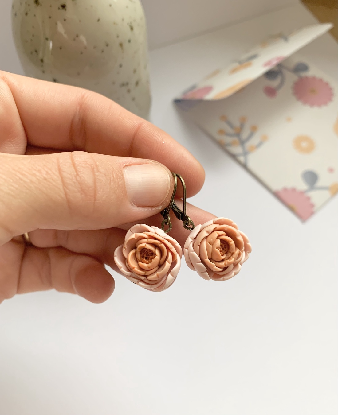 Cercei Roses - bijuterii - cercei - cercei agățați - Artynos.ro Cercei Roses - bijuterii - cercei - cercei agățați - Artynos.ro