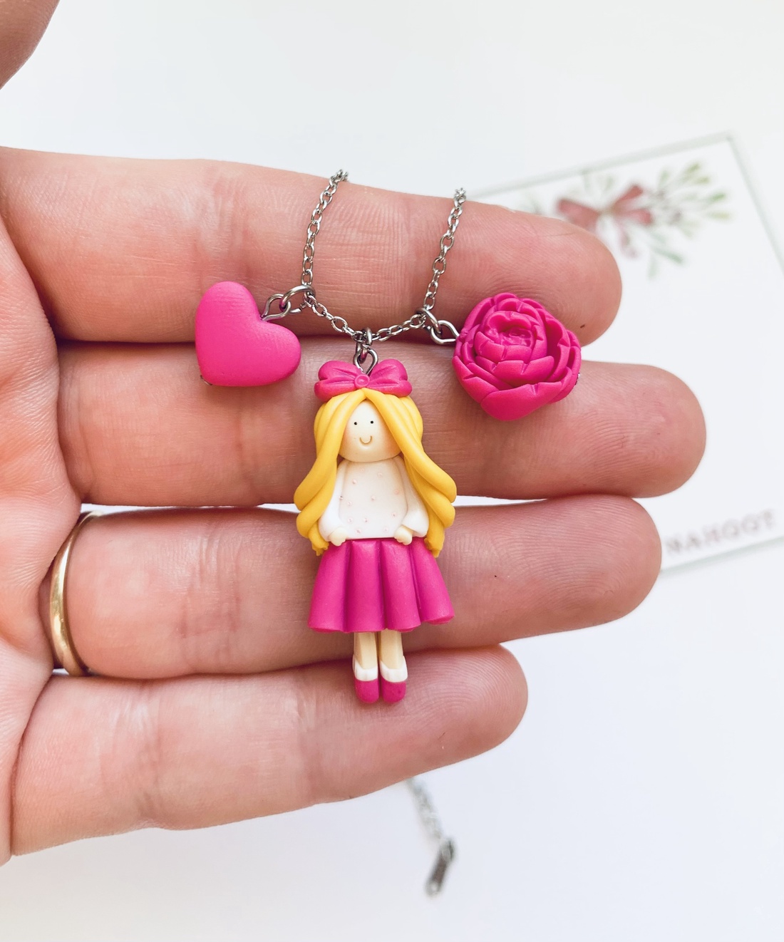 Colier Fetita cu floare - crăciun - cadouri de moș crăciun - cadouri de moș crăciun - Artynos.ro