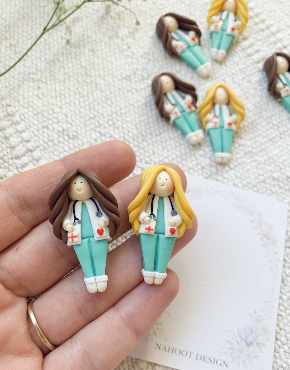 Broșă Mărțișor doctorita asistenta - par blond - bijuterii - mărțișor - Artynos.ro