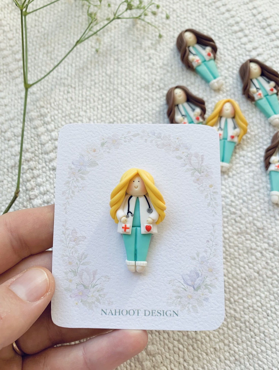 Broșă Mărțișor doctorita asistenta - par blond - bijuterii - mărțișor - Artynos.ro