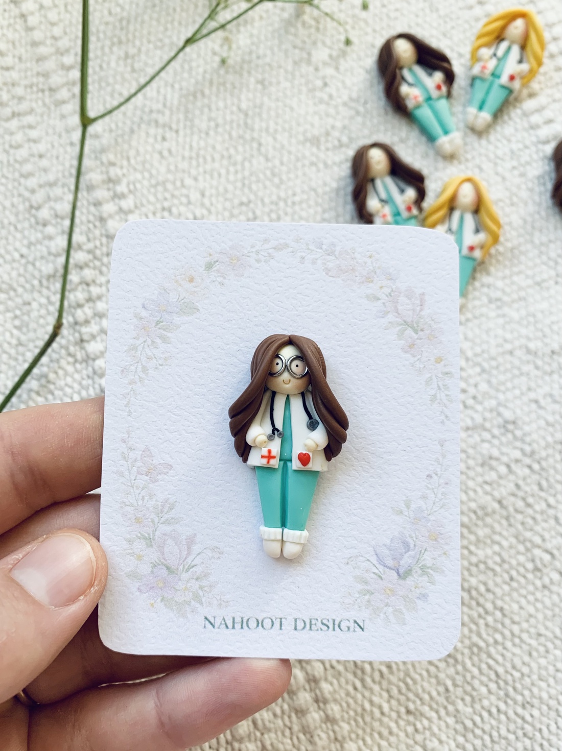 Broșă Mărțișor doctorita asistenta - par saten si ochelari - bijuterii - mărțișor - Artynos.ro