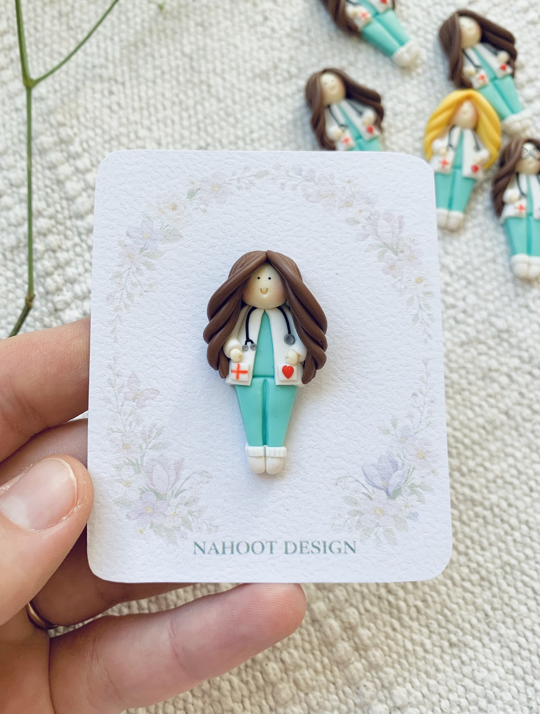 Broșă Mărțișor doctorita asistenta - par saten - bijuterii - mărțișor - Artynos.ro