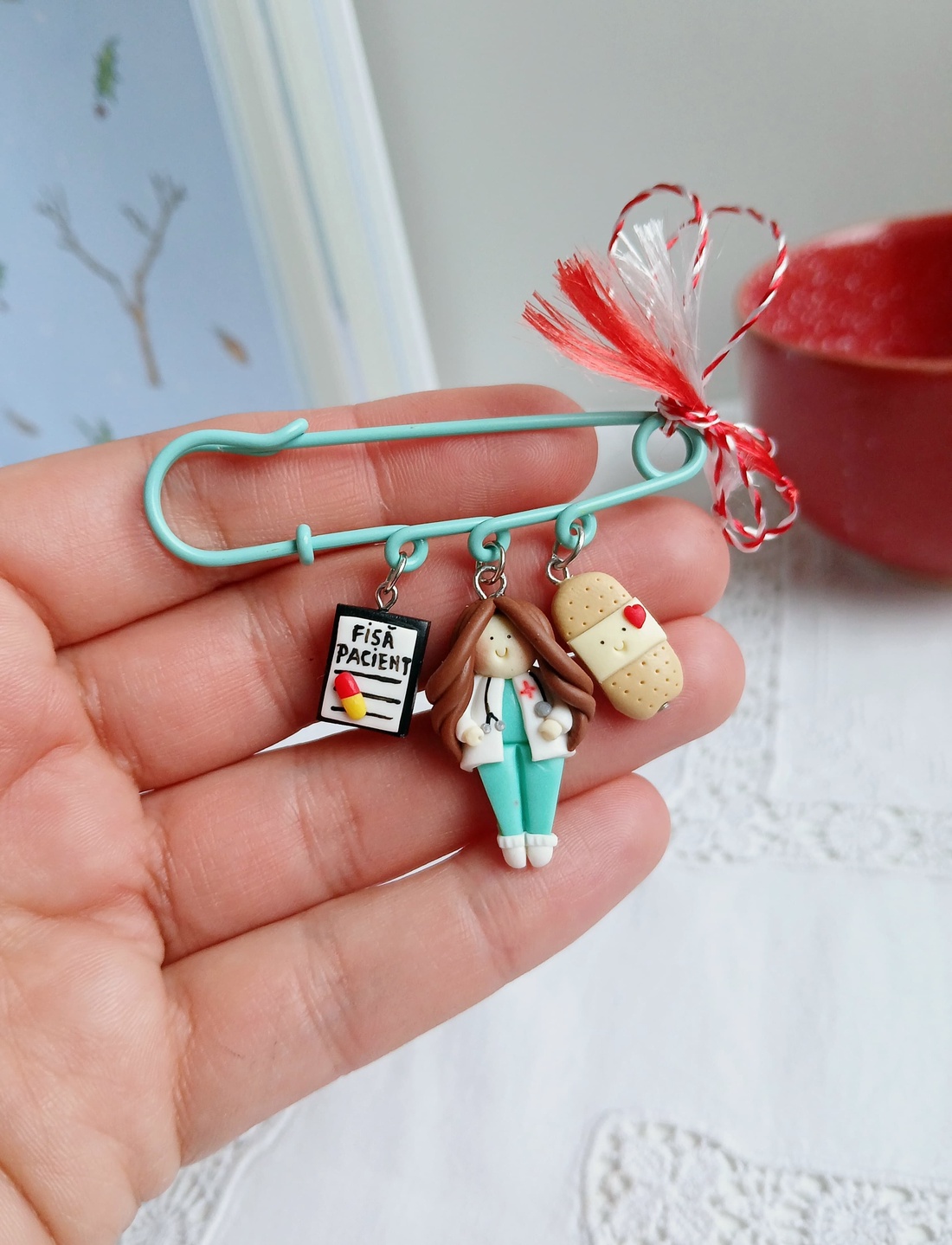 Broșă pe ac Doctor / Asistenta - bijuterii - mărțișor - Artynos.ro