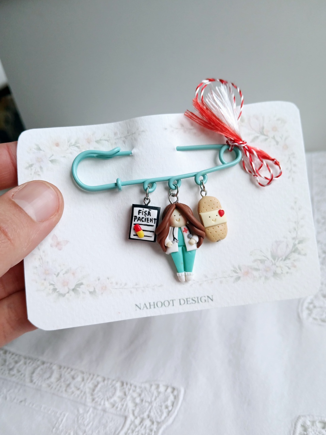 Broșă pe ac Doctor / Asistenta - bijuterii - mărțișor - Artynos.ro