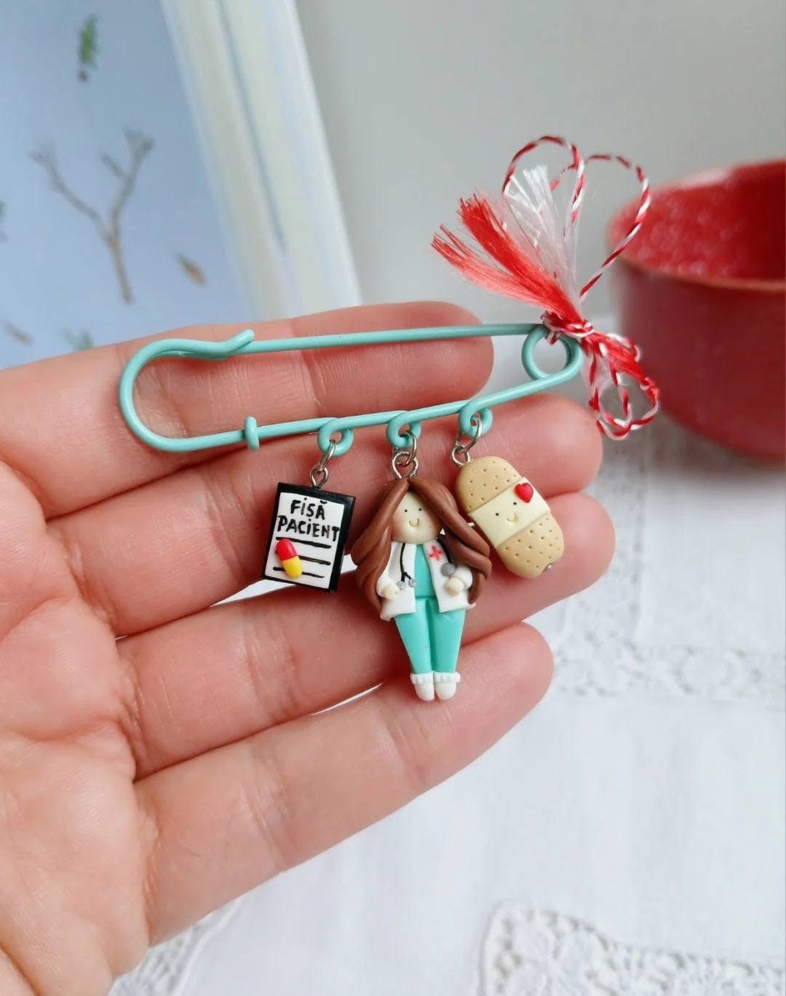 Broșă pe ac Doctor / Asistenta - bijuterii - mărțișor - Artynos.ro