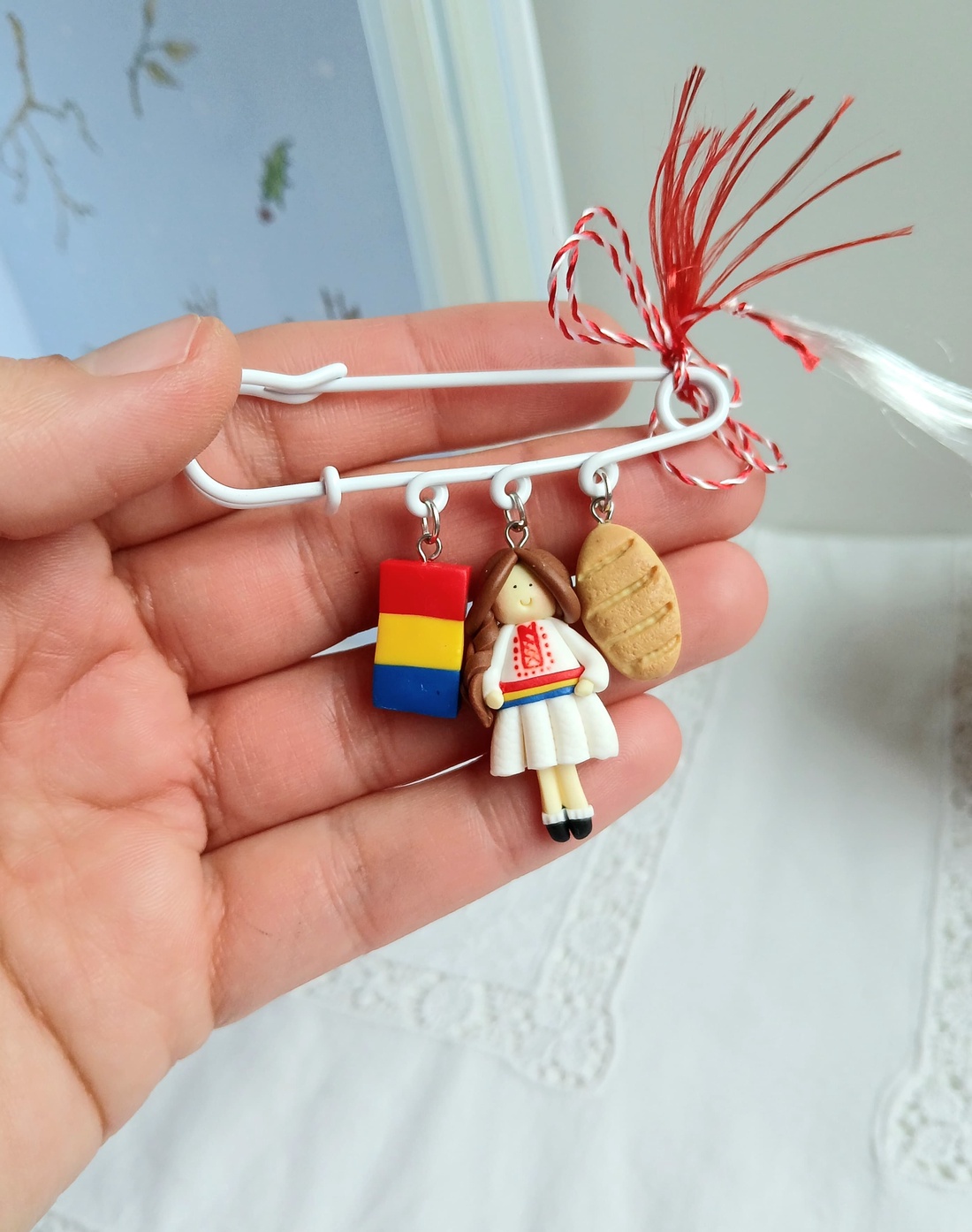 Broșă pe ac Mandruta - bijuterii - mărțișor - Artynos.ro