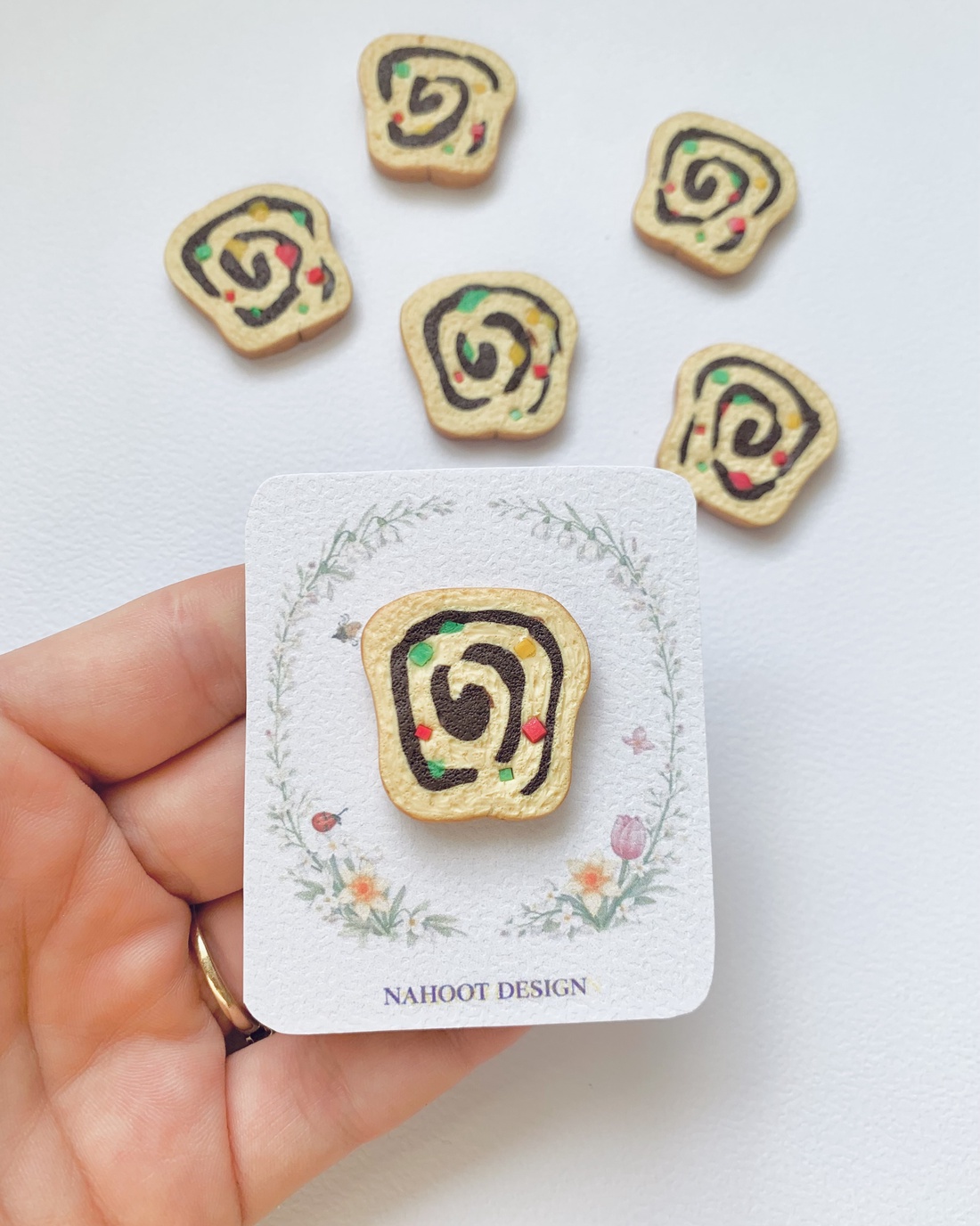 Mărțișor brosa Cozonac - bijuterii - mărțișor - Artynos.ro