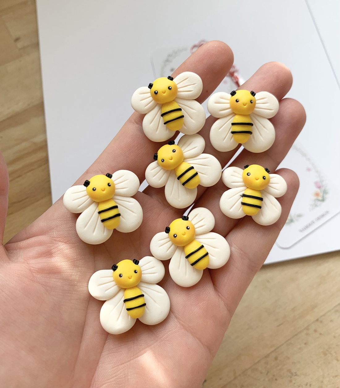  Mărțișor Albinuta - bijuterii - mărțișor - Artynos.ro