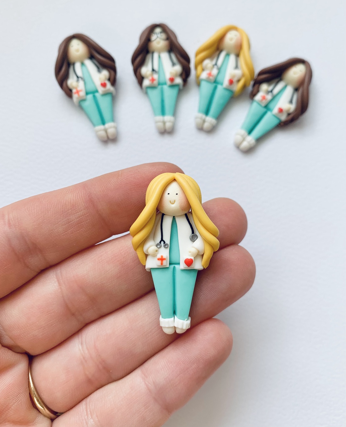 Broșă doctorita/asistenta - par blond - bijuterii - mărțișor - Artynos.ro