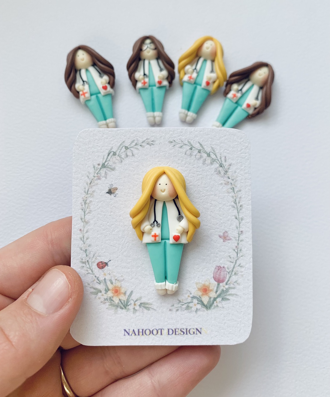 Broșă doctorita/asistenta - par blond - bijuterii - mărțișor - Artynos.ro
