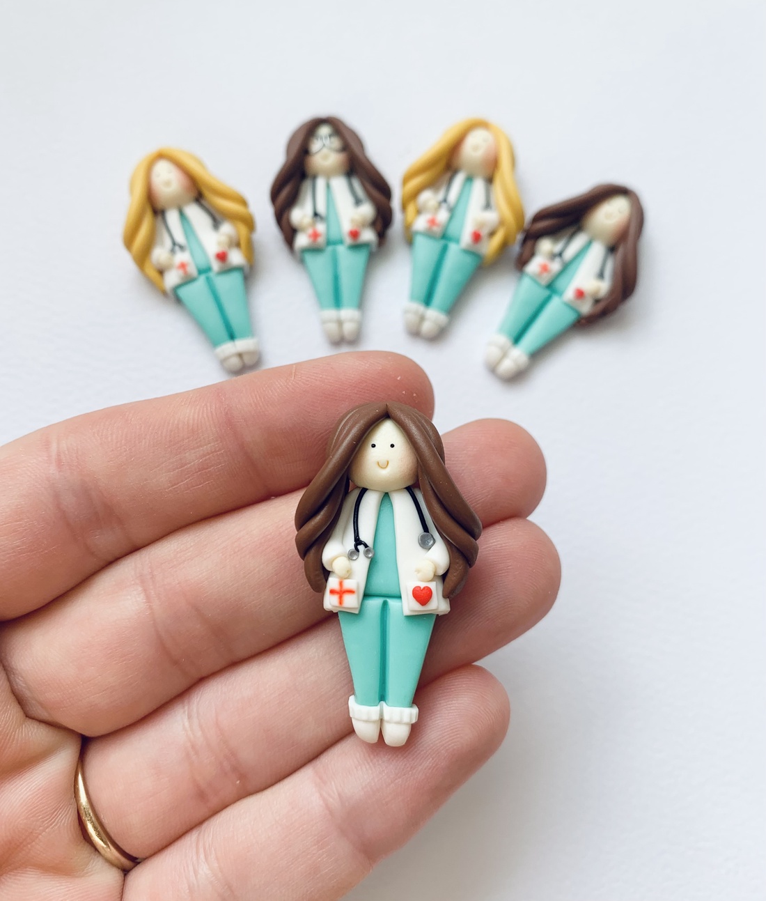 Mărțișor doctorita asistenta - par saten - bijuterii - mărțișor - Artynos.ro