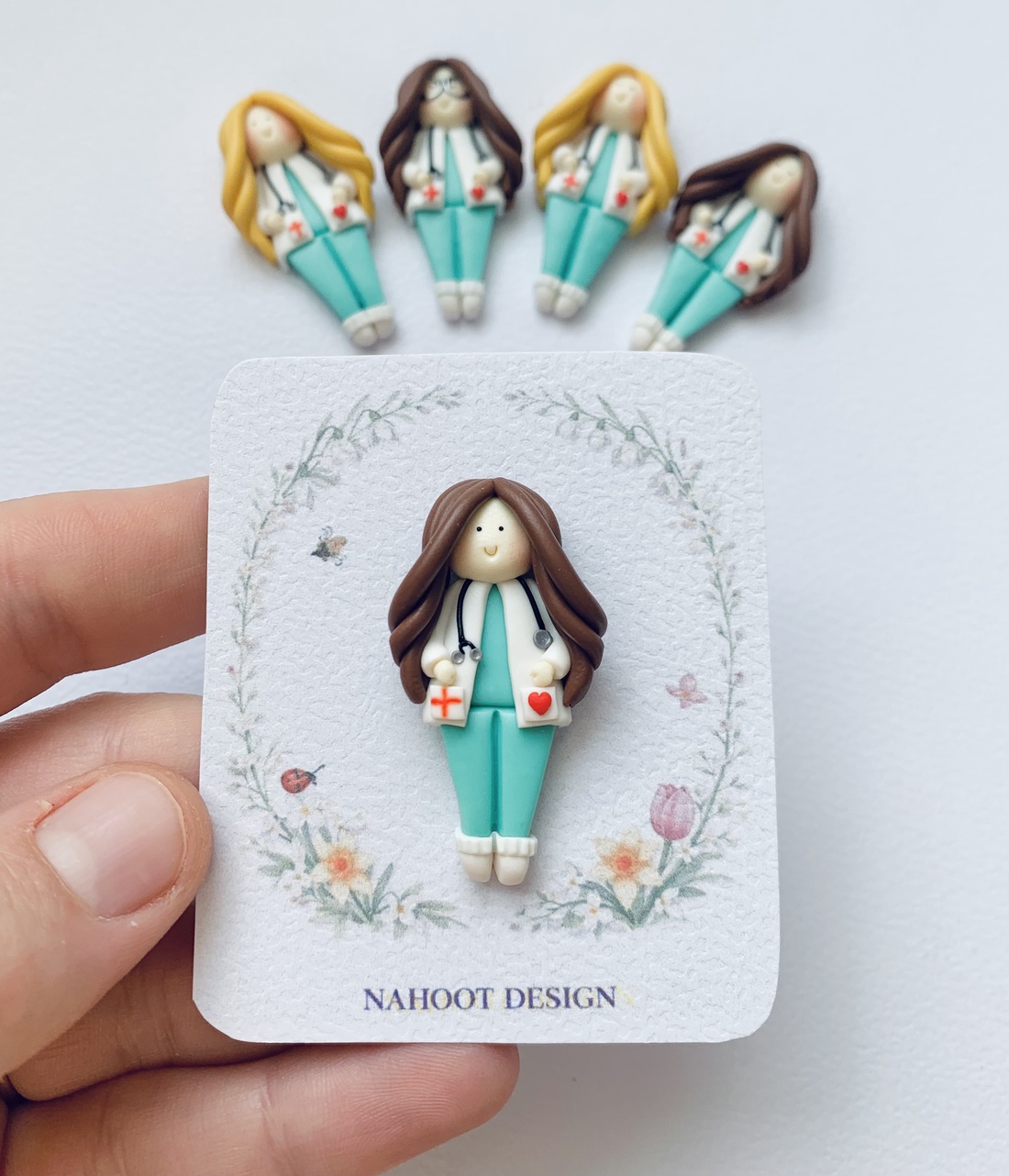 Mărțișor doctorita asistenta - par saten - bijuterii - mărțișor - Artynos.ro