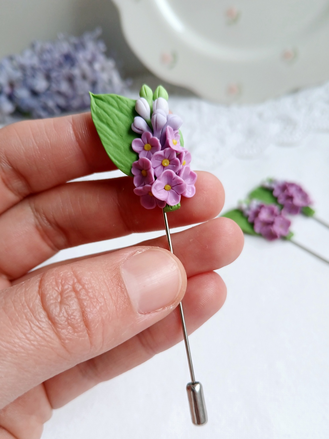 Broșă Liliac - bijuterii - broșe - Artynos.ro