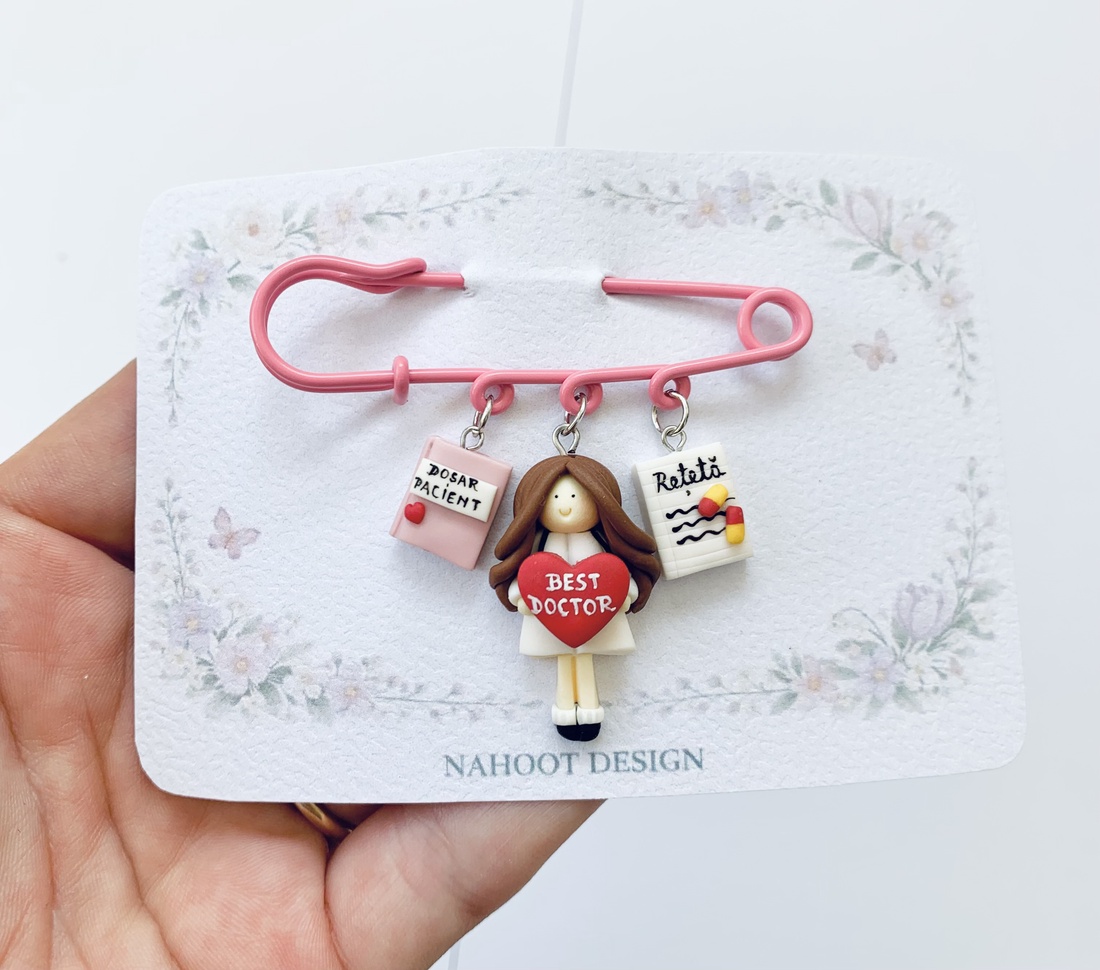Broșă pe ac Doctor / Asistenta - bijuterii - mărțișor - Artynos.ro