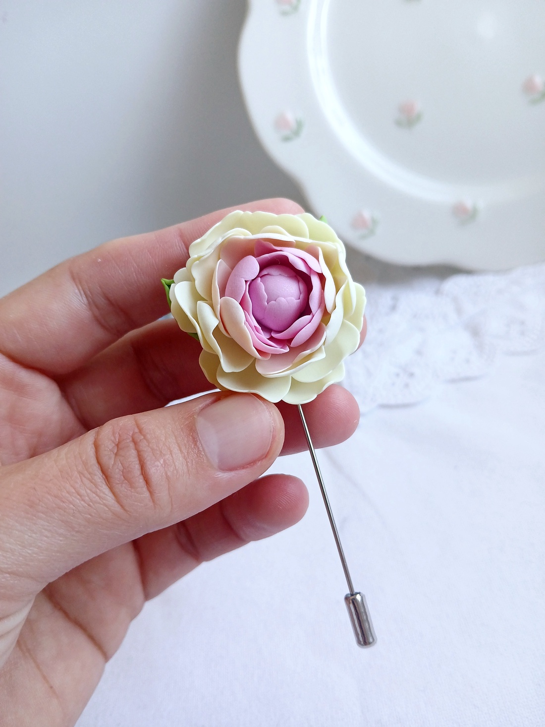 Broșă Bujor - bijuterii - broșe - Artynos.ro