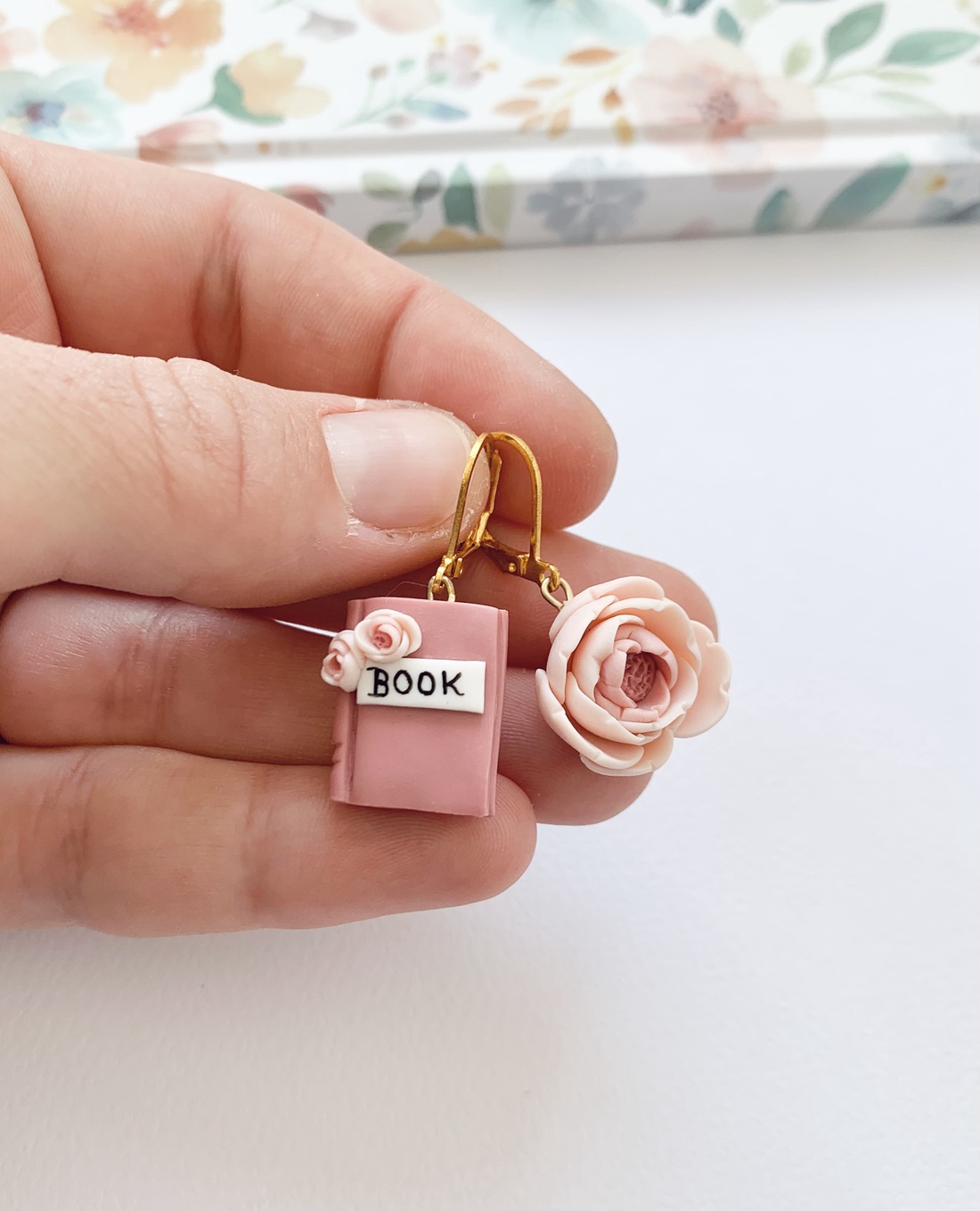 Cercei Floare si carte - bijuterii - cercei - cercei cu figurine - Artynos.ro