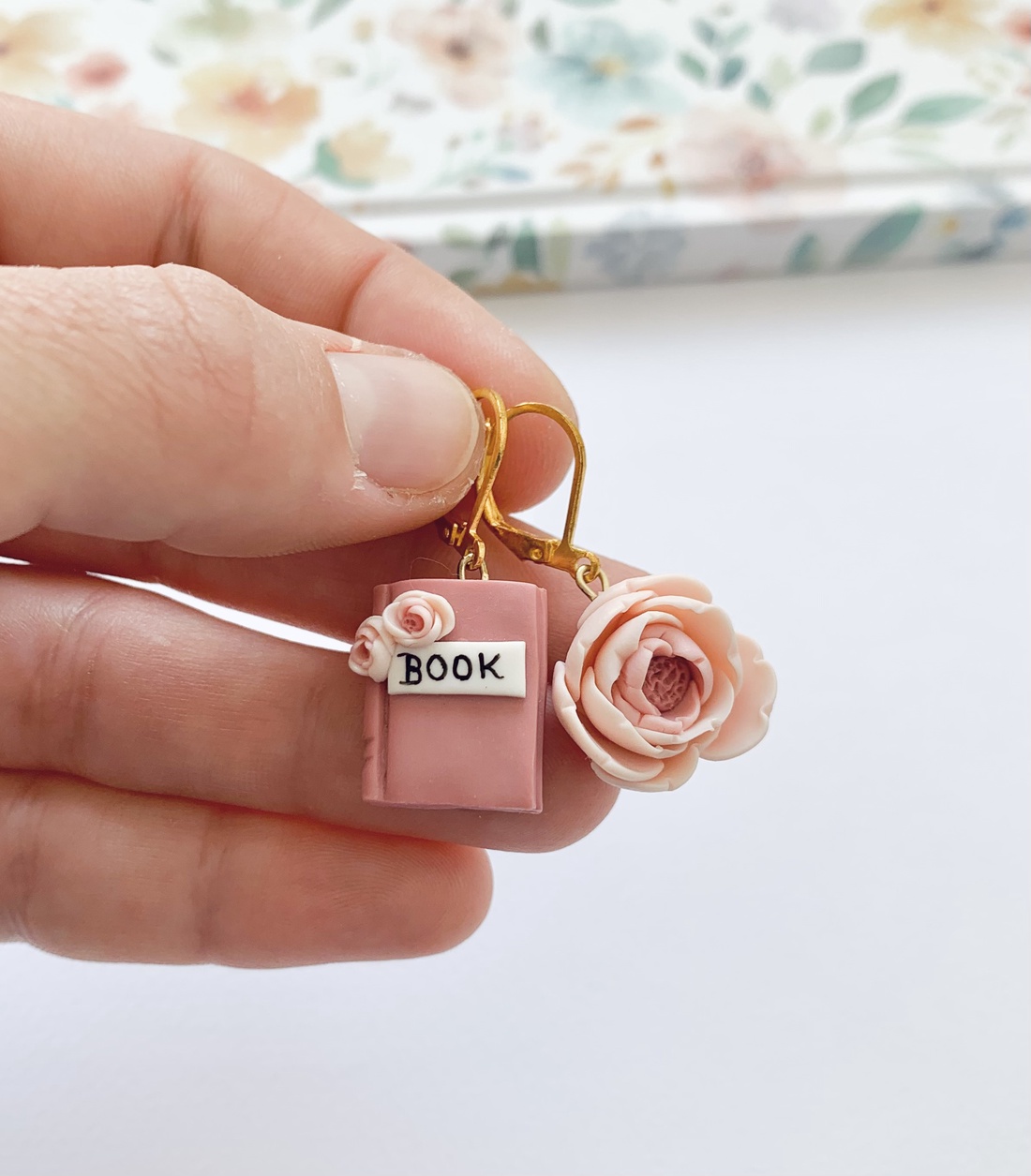 Cercei Floare si carte - bijuterii - cercei - cercei cu figurine - Artynos.ro