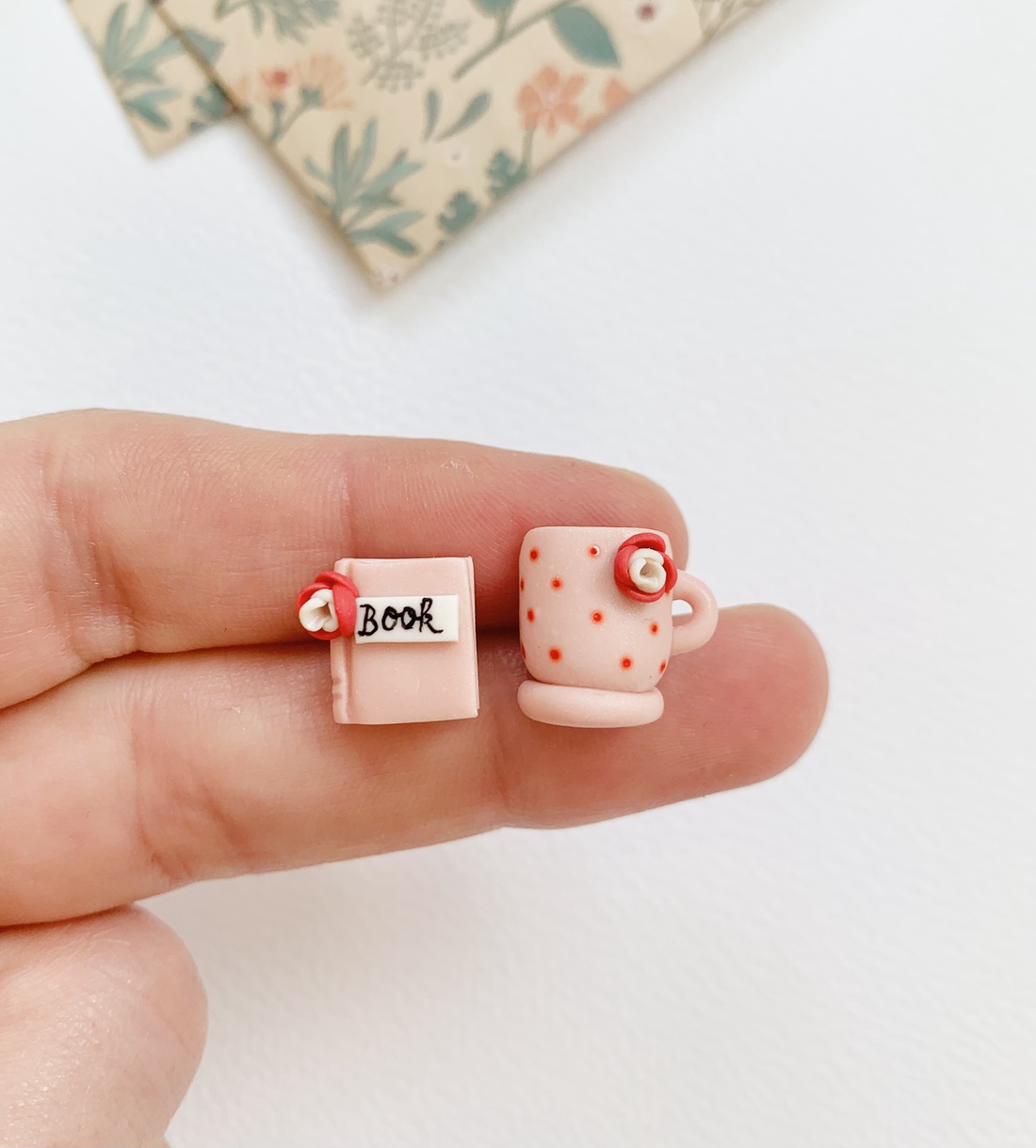 Cercei Book and tea - bijuterii - cercei - clipsuri - Artynos.ro