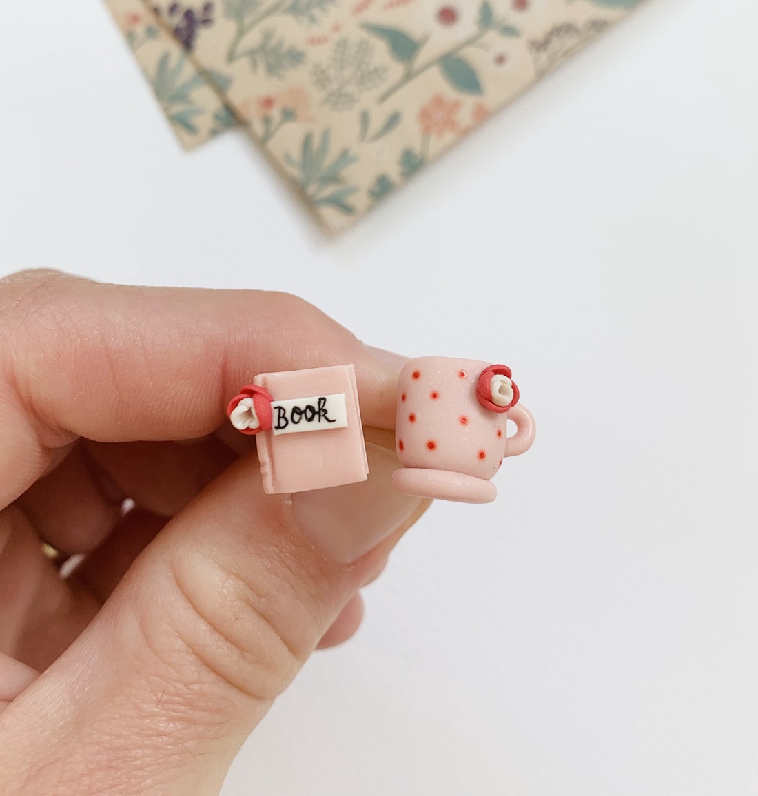 Cercei Book and tea - bijuterii - cercei - clipsuri - Artynos.ro