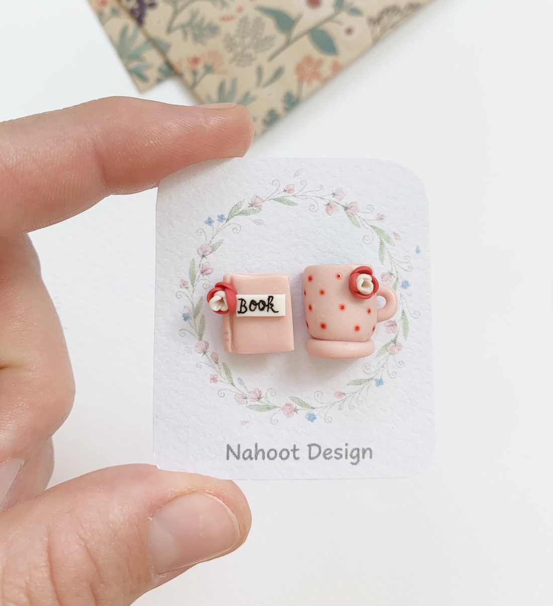 Cercei Book and tea - bijuterii - cercei - clipsuri - Artynos.ro