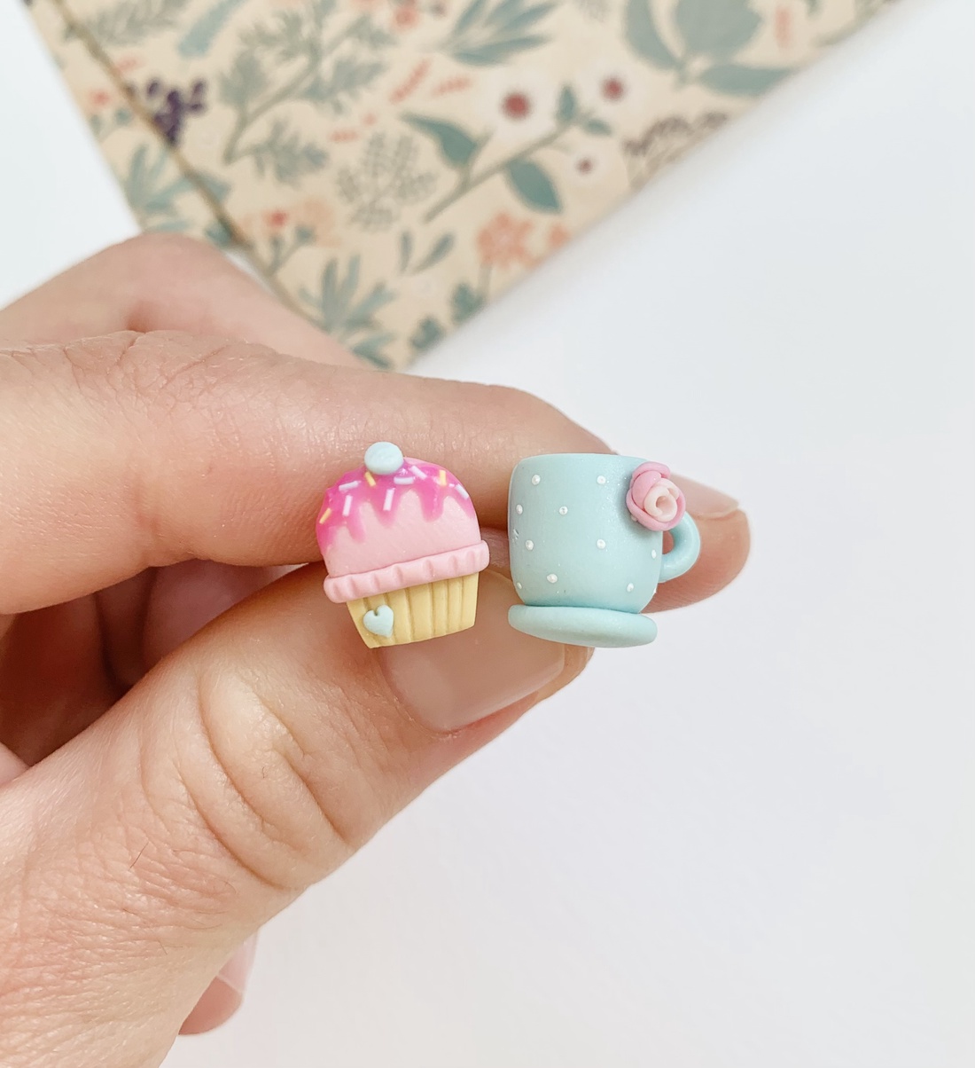 Cercei cupcake and tea - bijuterii - cercei - clipsuri - Artynos.ro