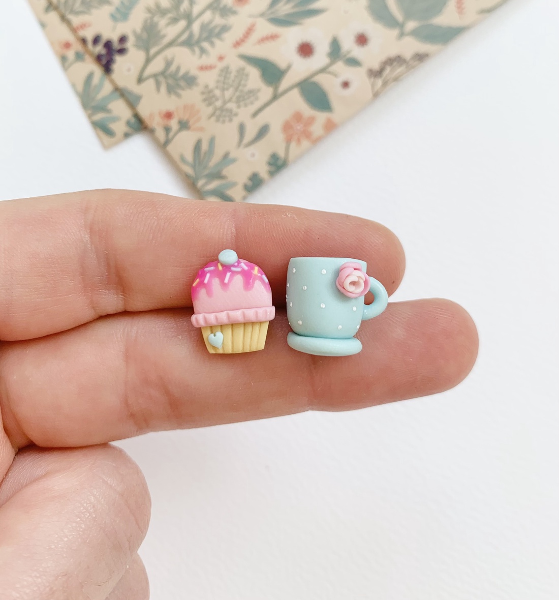 Cercei cupcake and tea - bijuterii - cercei - clipsuri - Artynos.ro