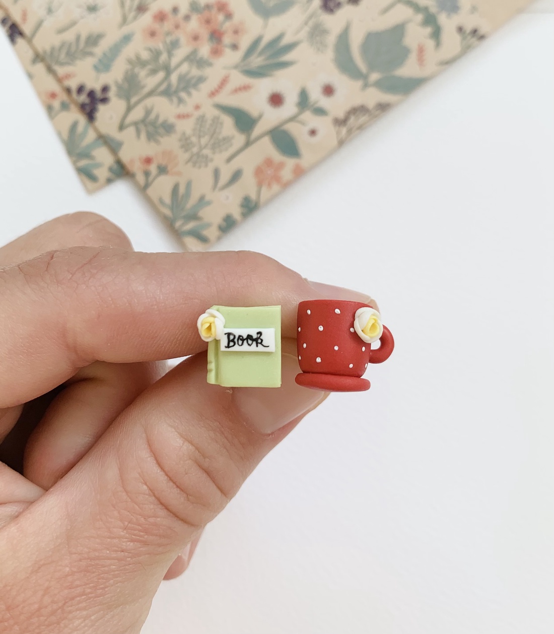 Cercei Book and tea - bijuterii - cercei - clipsuri - Artynos.ro