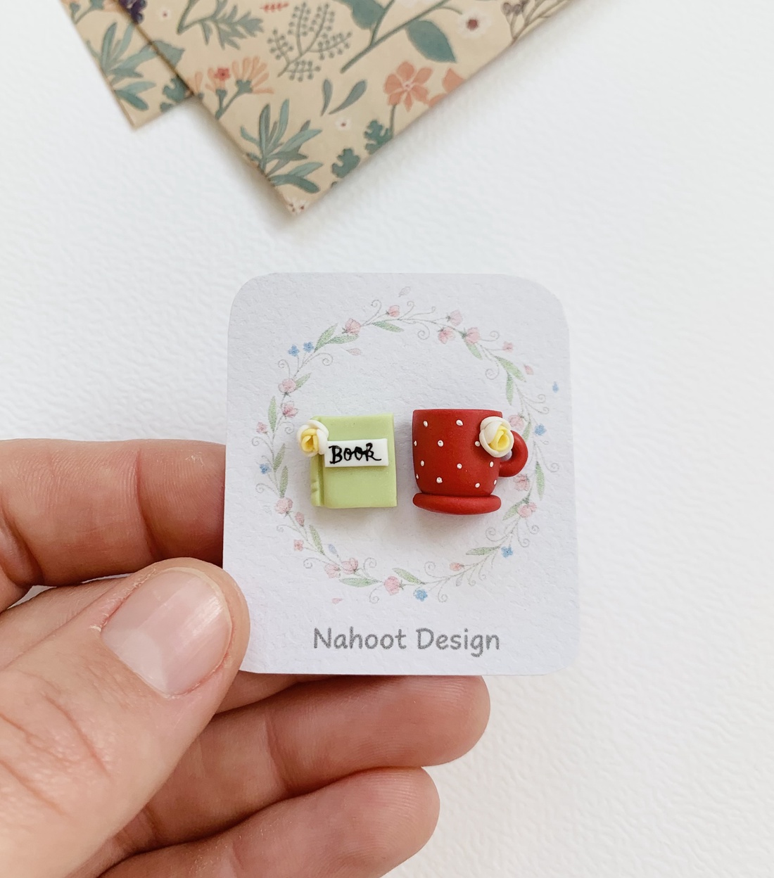 Cercei Book and tea - bijuterii - cercei - clipsuri - Artynos.ro