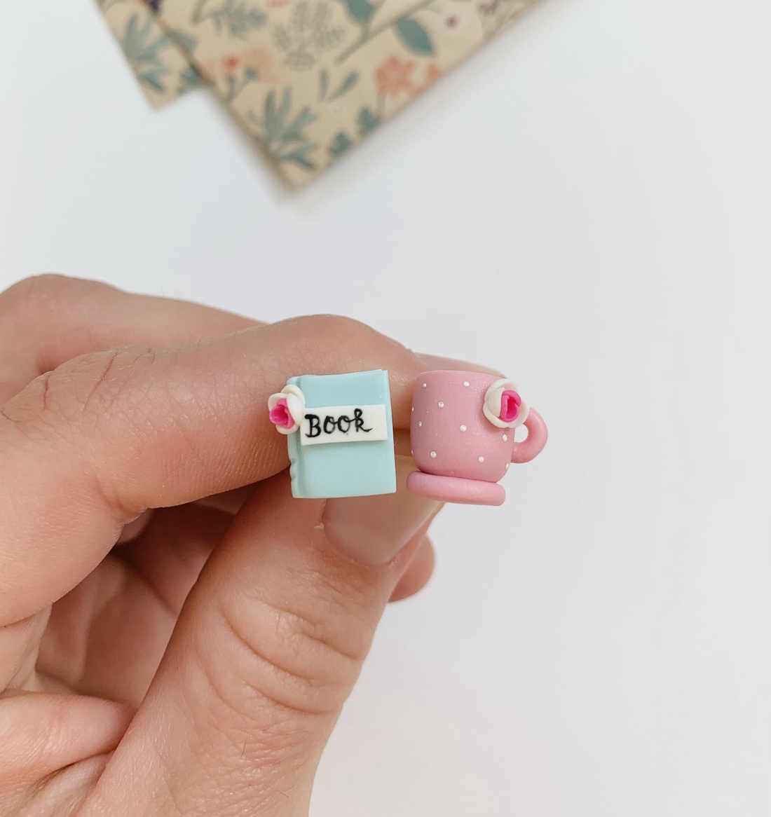 Cercei Book and tea - bijuterii - cercei - clipsuri - Artynos.ro