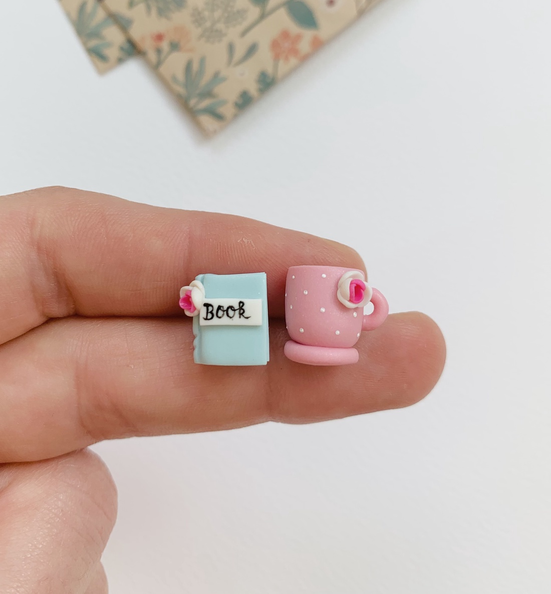 Cercei Book and tea - bijuterii - cercei - clipsuri - Artynos.ro