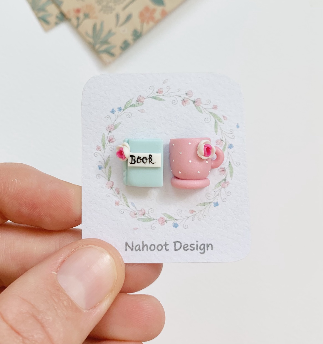 Cercei Book and tea - bijuterii - cercei - clipsuri - Artynos.ro