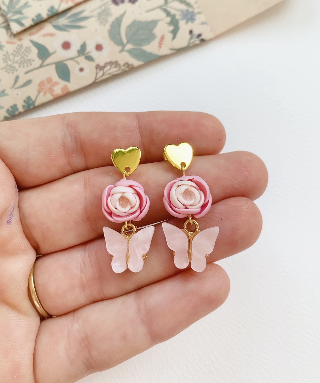 Cercei Fluturasi roz - bijuterii - cercei - clipsuri - Artynos.ro