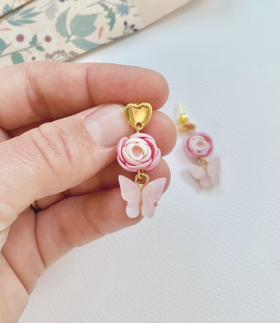 Cercei Fluturasi roz - bijuterii - cercei - clipsuri - Artynos.ro