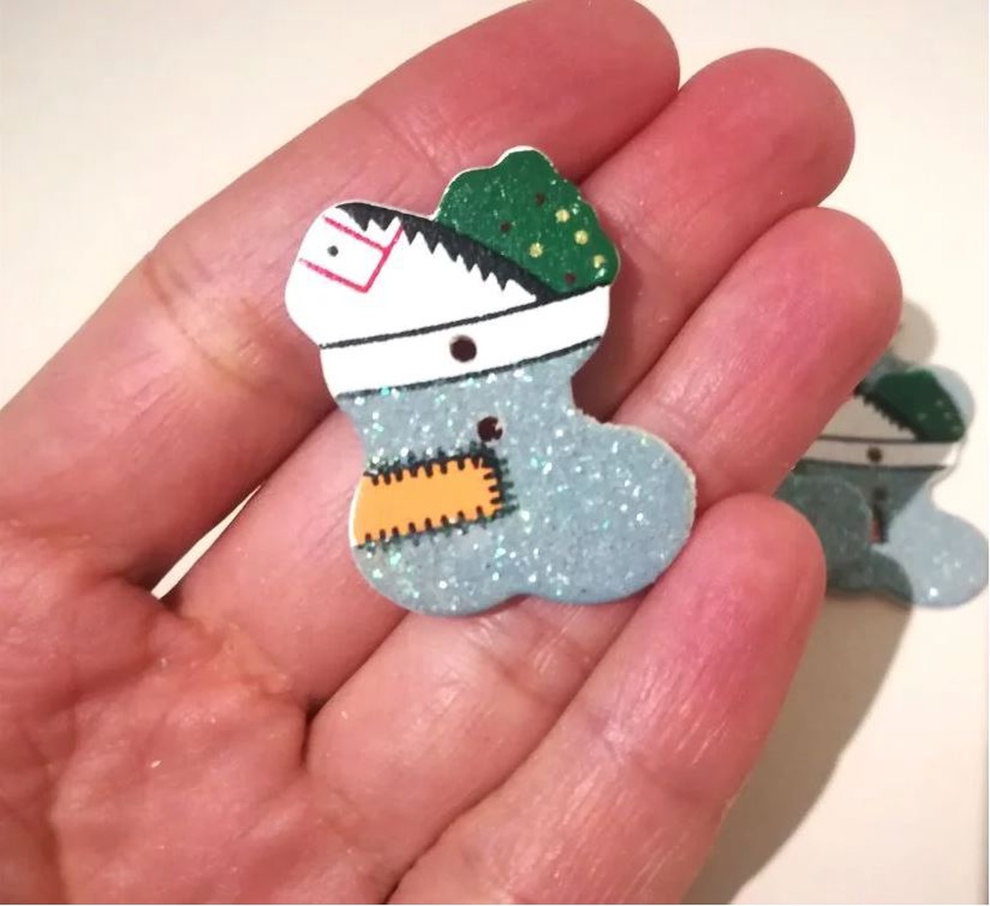 Nasturi din lemn, cizmulita cu scipici - accessorii și unelte - mercerie - buton - buton din plastic - Artynos.ro Nasturi din lemn, cizmulita cu scipici - accessorii și unelte - mercerie - buton - buton din plastic - Artynos.ro