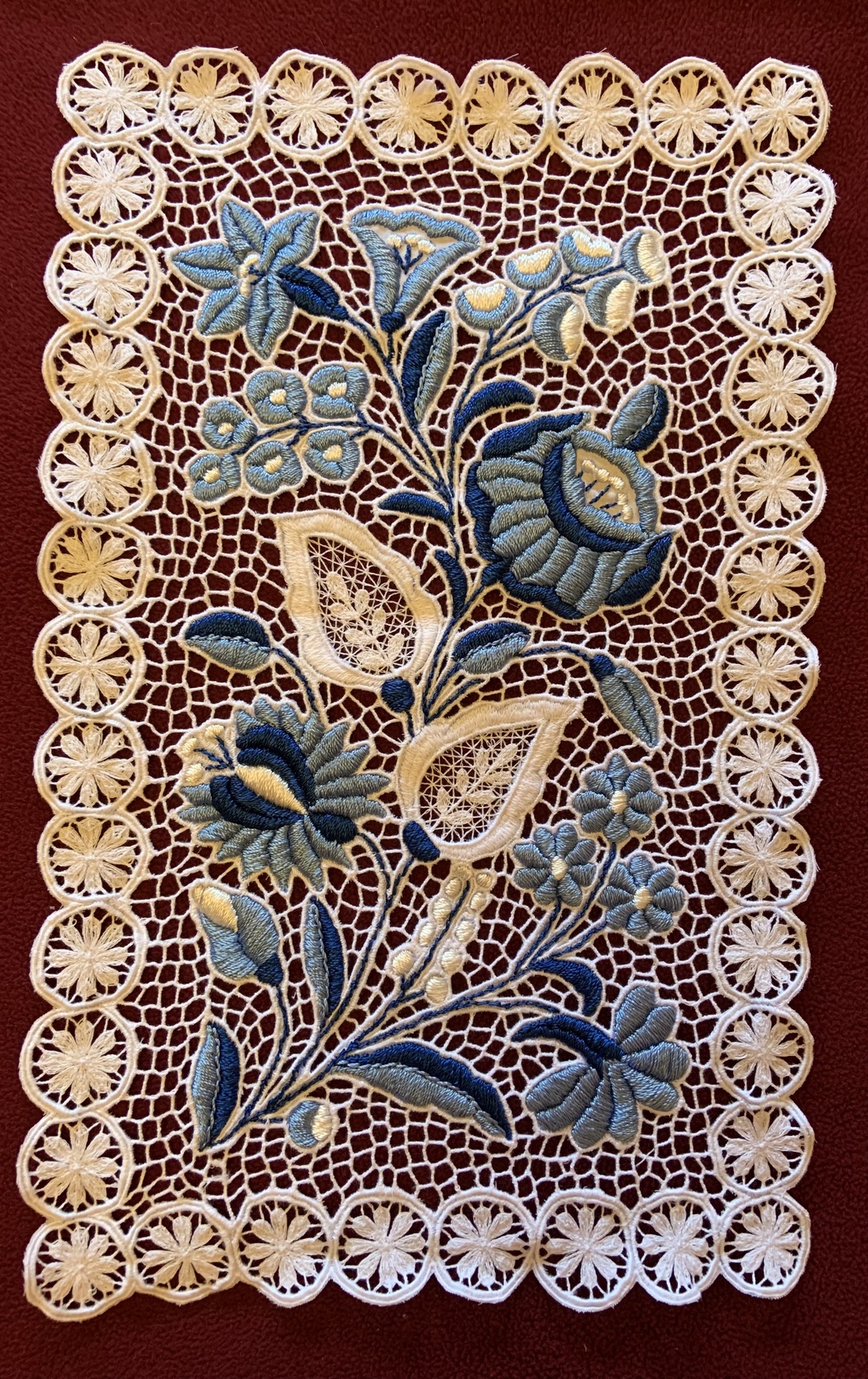 Șervet mic cu broderie riseliu în stil Kalocsa - accessorii și unelte - obiecte de decorare - textil de decorare - Artynos.ro