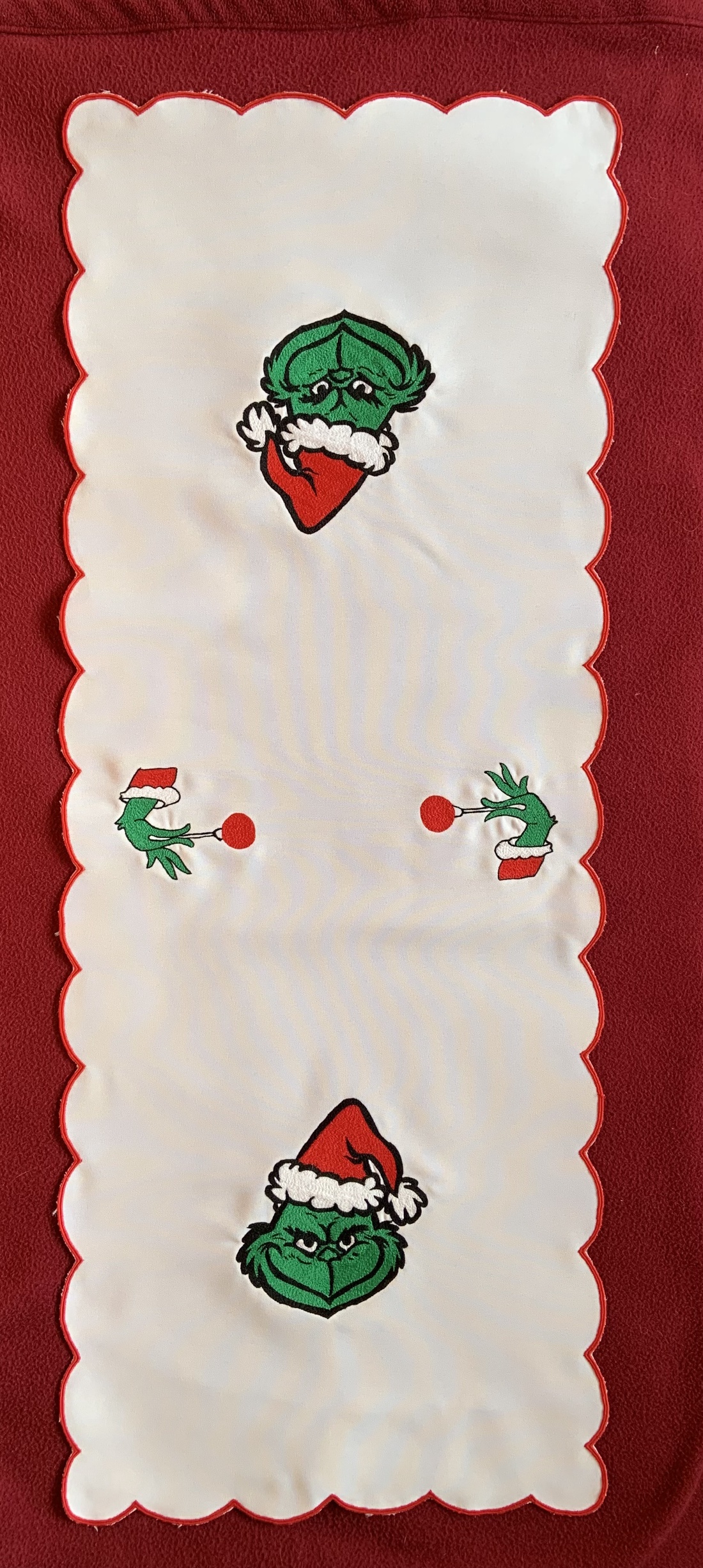 Față de masă de Crăciun cu model Grinch - accesorii de crăciun - decorațiuni de crăciun de casă - aranjarea mesei festive - Artynos.ro Față de masă de Crăciun cu model Grinch - accesorii de crăciun - decorațiuni de crăciun de casă - aranjarea mesei festive - Artynos.ro