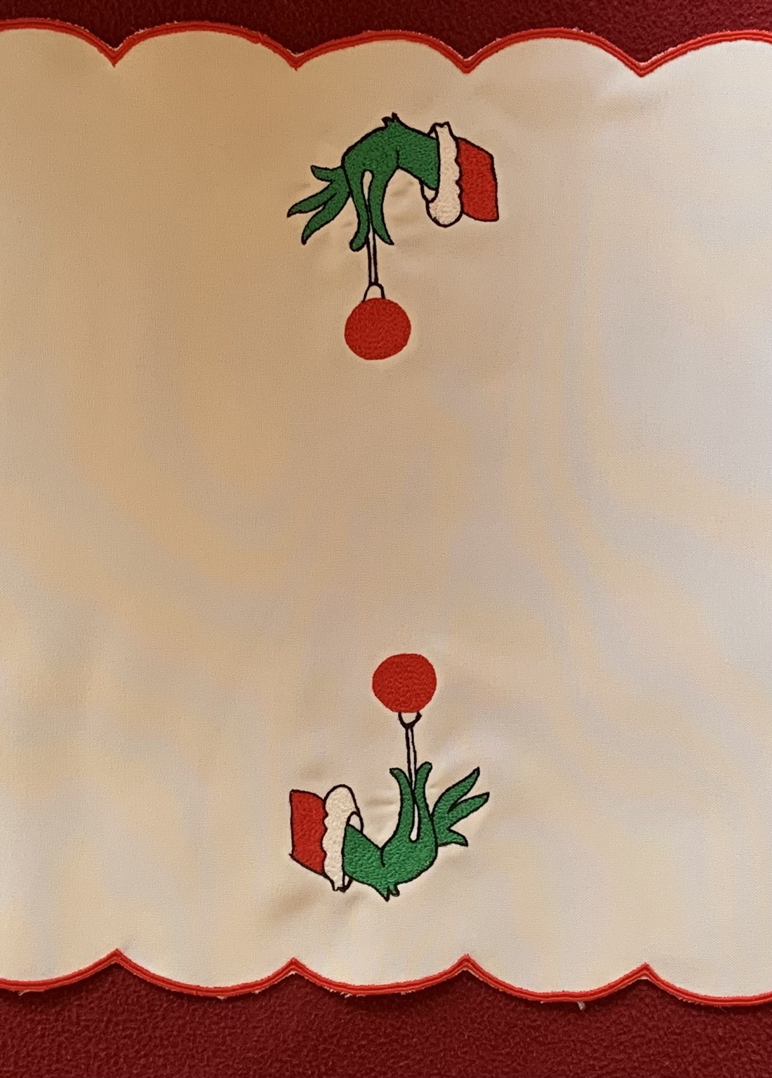Față de masă de Crăciun cu model Grinch - accesorii de crăciun - decorațiuni de crăciun de casă - aranjarea mesei festive - Artynos.ro Față de masă de Crăciun cu model Grinch - accesorii de crăciun - decorațiuni de crăciun de casă - aranjarea mesei festive - Artynos.ro