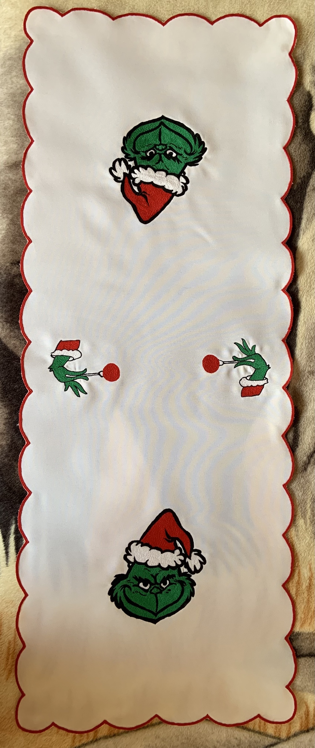 Față de masă de Crăciun cu model Grinch - accesorii de crăciun - decorațiuni de crăciun de casă - aranjarea mesei festive - Artynos.ro Față de masă de Crăciun cu model Grinch - accesorii de crăciun - decorațiuni de crăciun de casă - aranjarea mesei festive - Artynos.ro