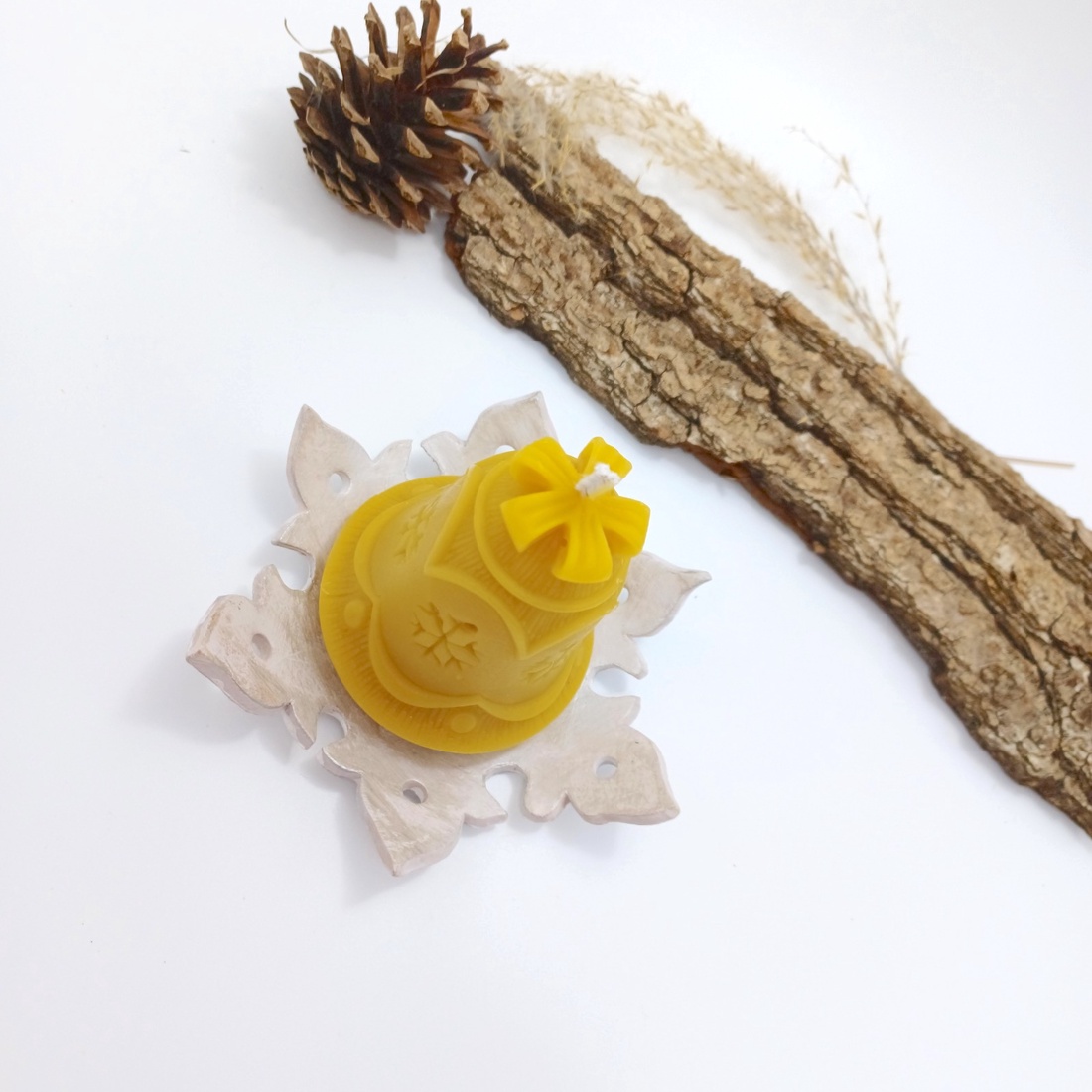 Lumanare din ceara naturala de albine in forma de clopotel, cu suport din lut ars fulg de nea - casă & stil de viață - lumânări, parfumuri, arome - lumânare - lumânări artizanale - Artynos.ro Lumanare din ceara naturala de albine in forma de clopotel, cu suport din lut ars fulg de nea - casă & stil de viață - lumânări, parfumuri, arome - lumânare - lumânări artizanale - Artynos.ro