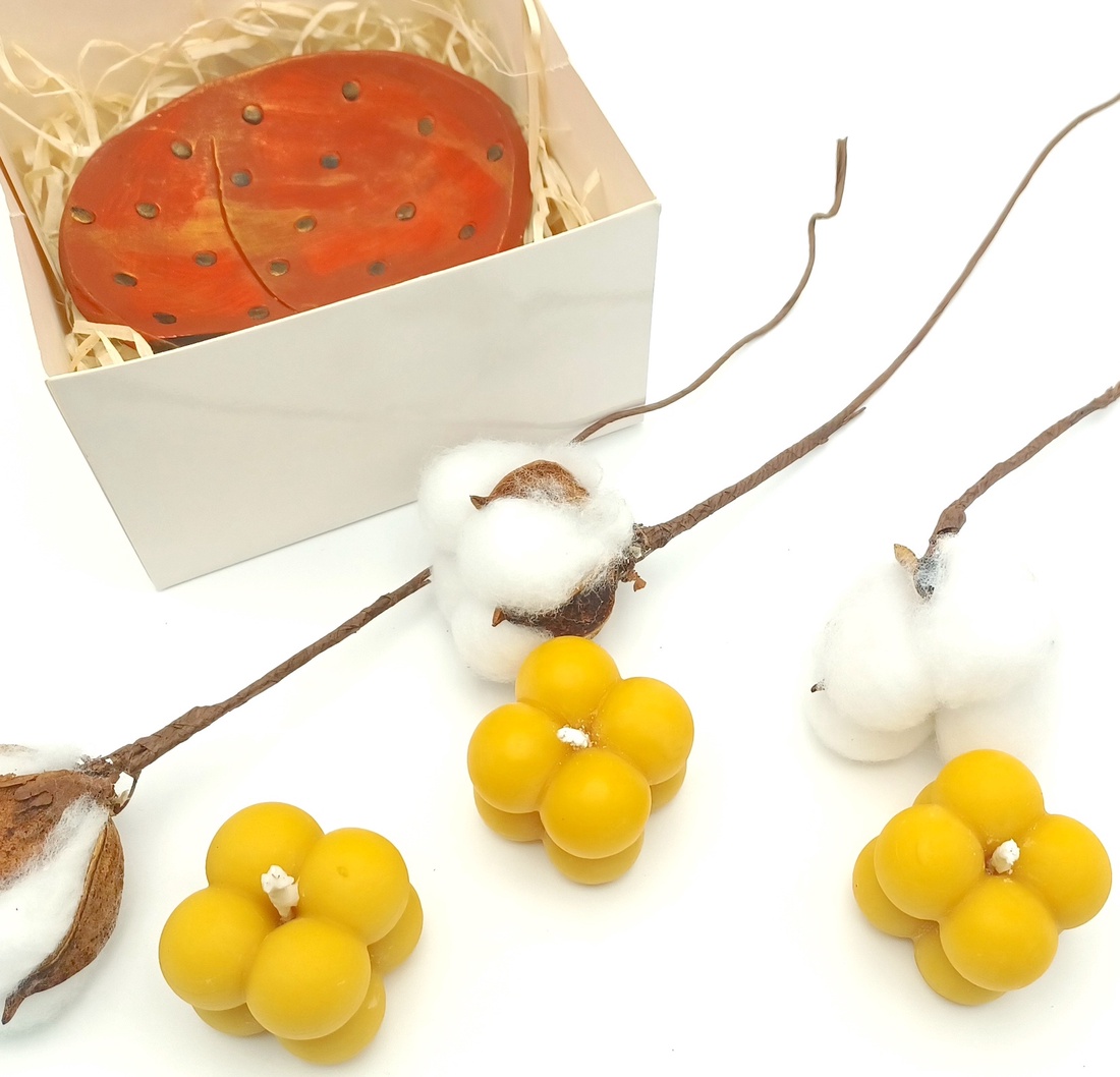 Lumanari din ceara naturala de albine, in forma de cuburi cu suport ceramic buburuza - casă & stil de viață - lumânări, parfumuri, arome - lumânare - lumânări artizanale - Artynos.ro Lumanari din ceara naturala de albine, in forma de cuburi cu suport ceramic buburuza - casă & stil de viață - lumânări, parfumuri, arome - lumânare - lumânări artizanale - Artynos.ro