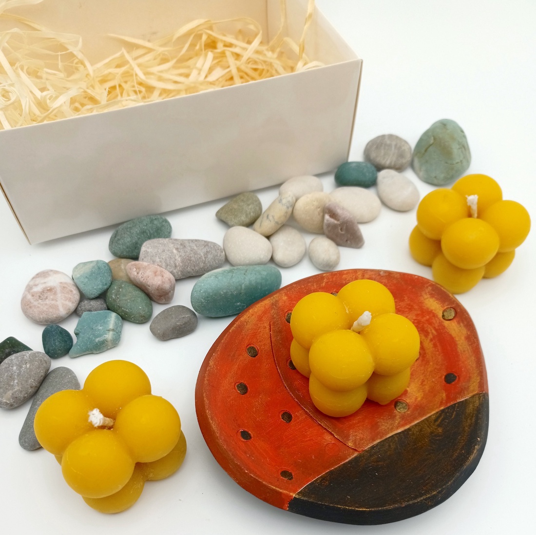 Lumanari din ceara naturala de albine, in forma de cuburi cu suport ceramic buburuza - casă & stil de viață - lumânări, parfumuri, arome - lumânare - lumânări artizanale - Artynos.ro Lumanari din ceara naturala de albine, in forma de cuburi cu suport ceramic buburuza - casă & stil de viață - lumânări, parfumuri, arome - lumânare - lumânări artizanale - Artynos.ro