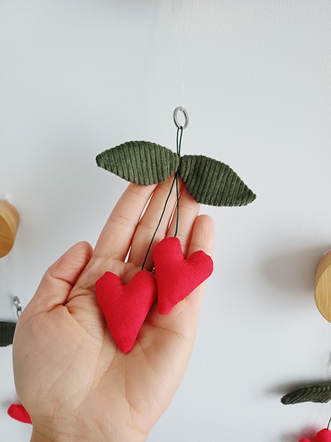 Breloc inimioare handmade din material textil - charm pentru poșetă sau rucsac - genți și portofele - accesorii genți - breloc - Artynos.ro