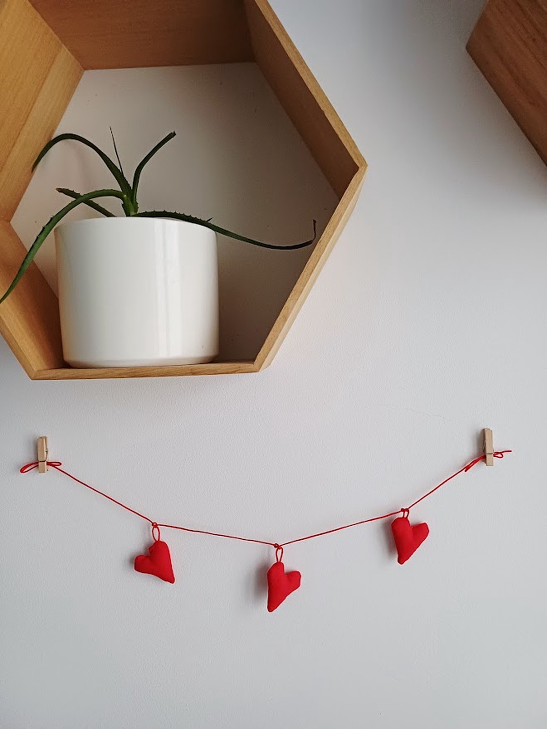 Ghirlandă handmade cu 3 inimioare din material textil � decor - casă & stil de viață - echipament pentru camera copiilor - decorațiuni de cameră - Artynos.ro