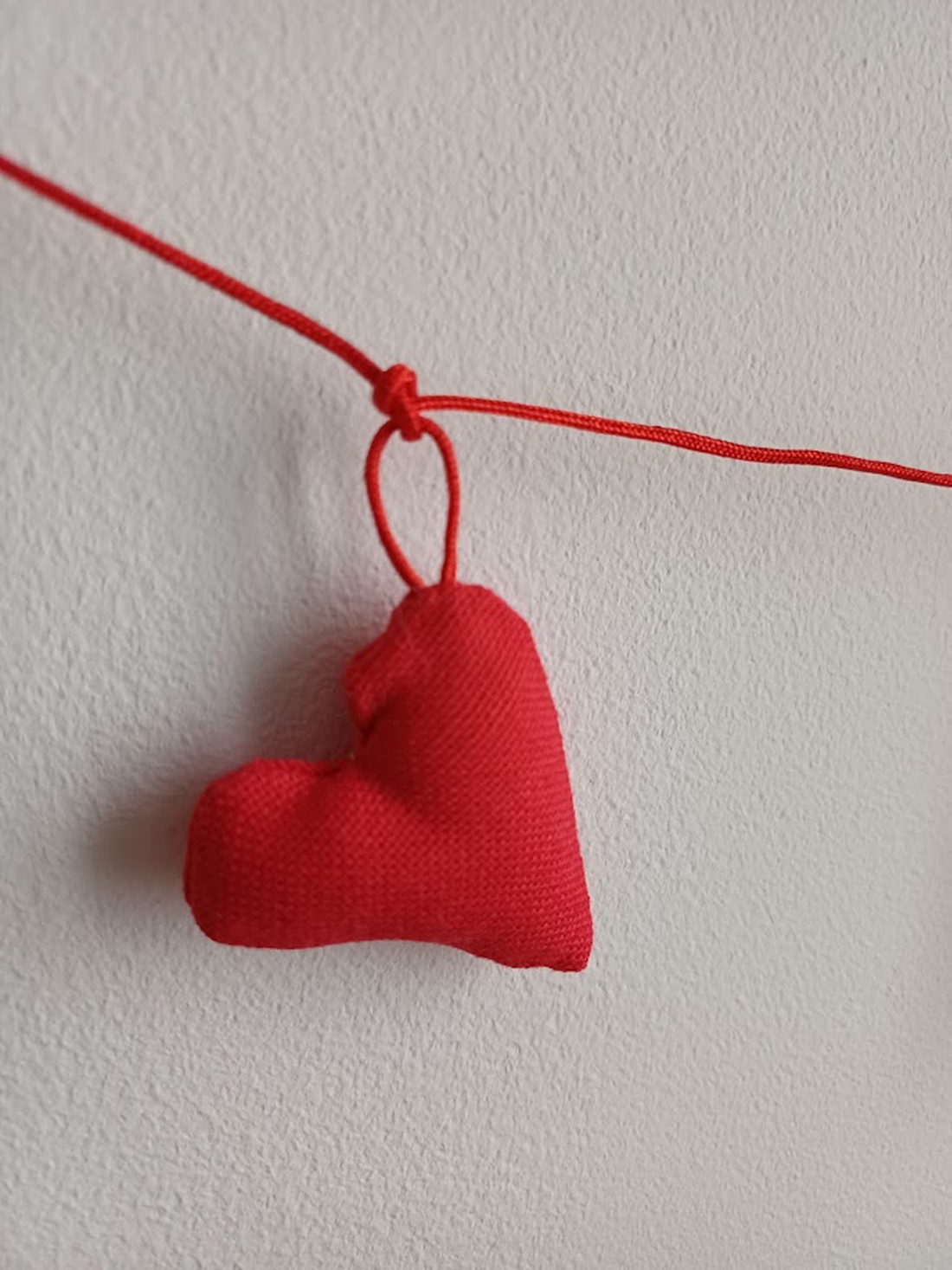 Ghirlandă handmade cu 3 inimioare din material textil � decor - casă & stil de viață - echipament pentru camera copiilor - decorațiuni de cameră - Artynos.ro