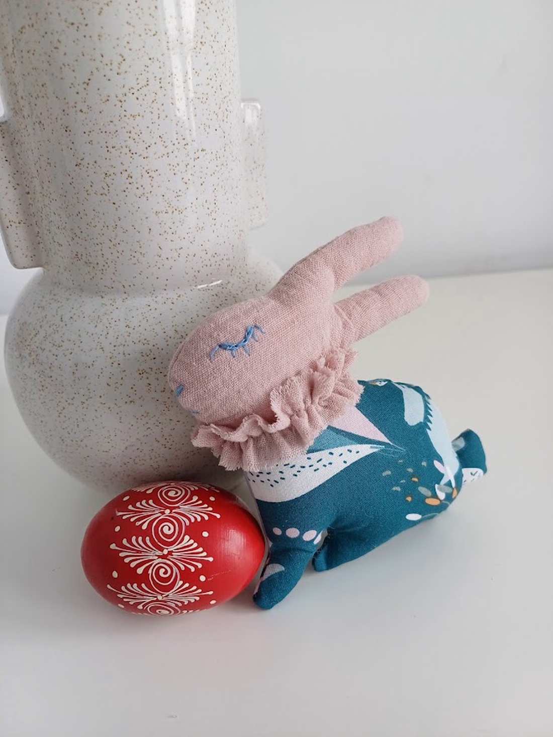 Iepure textil handmade � decor de Paște - casă & stil de viață - decorațiuni de casă - decorațiuni de masă și rafturi - decorațiuni de masă - Artynos.ro