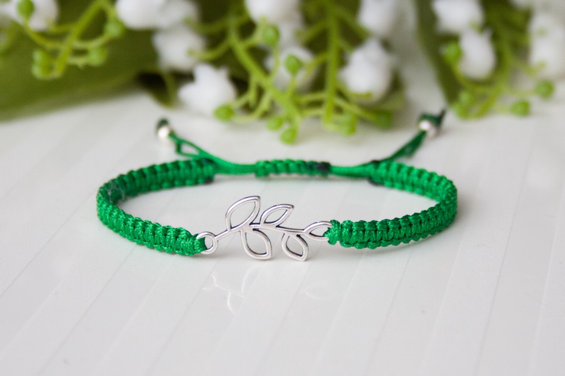 Brățară macramé împletită - Frunză verde - - Artynos.ro Brățară macramé împletită - Frunză verde - - Artynos.ro