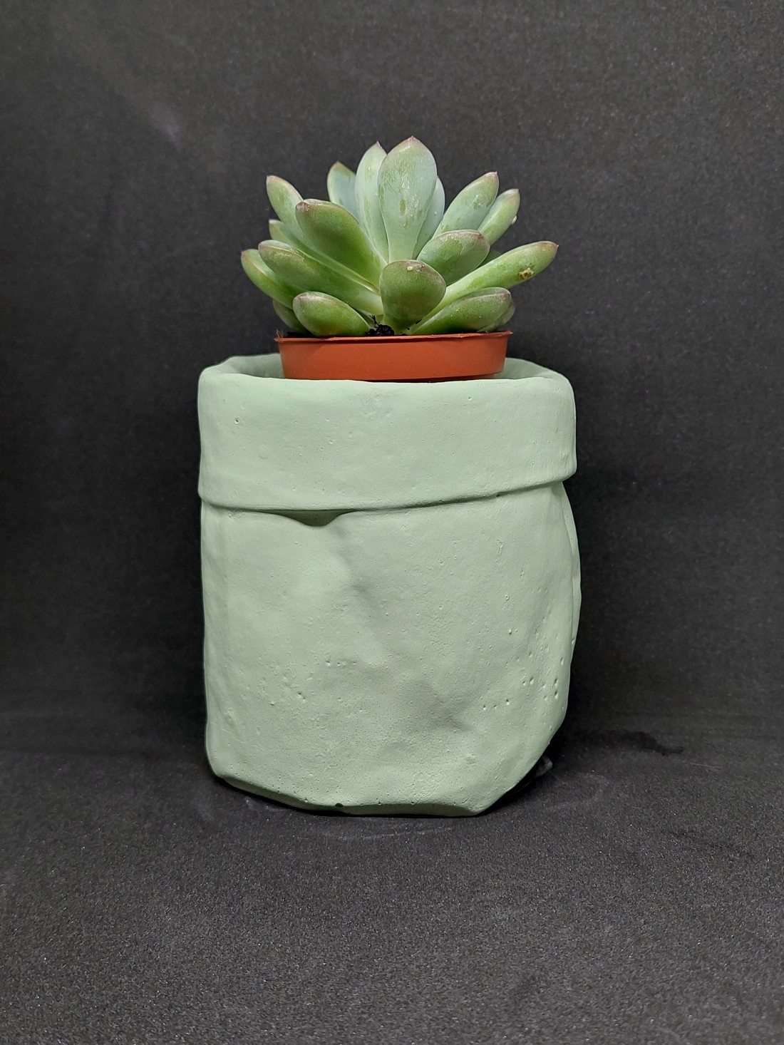 Ghiveci de beton în formă de sac încrețit de culoare verde deschis - - Artynos.ro Ghiveci de beton în formă de sac încrețit de culoare verde deschis - - Artynos.ro